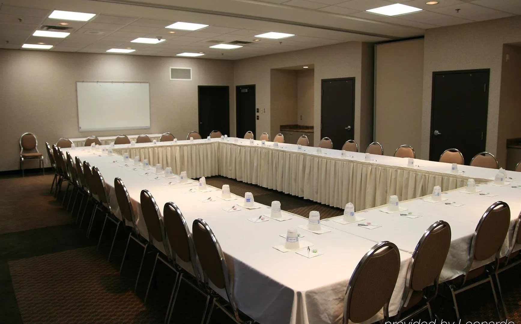 Humphry Inn And Suites Winnipeg Hotel
